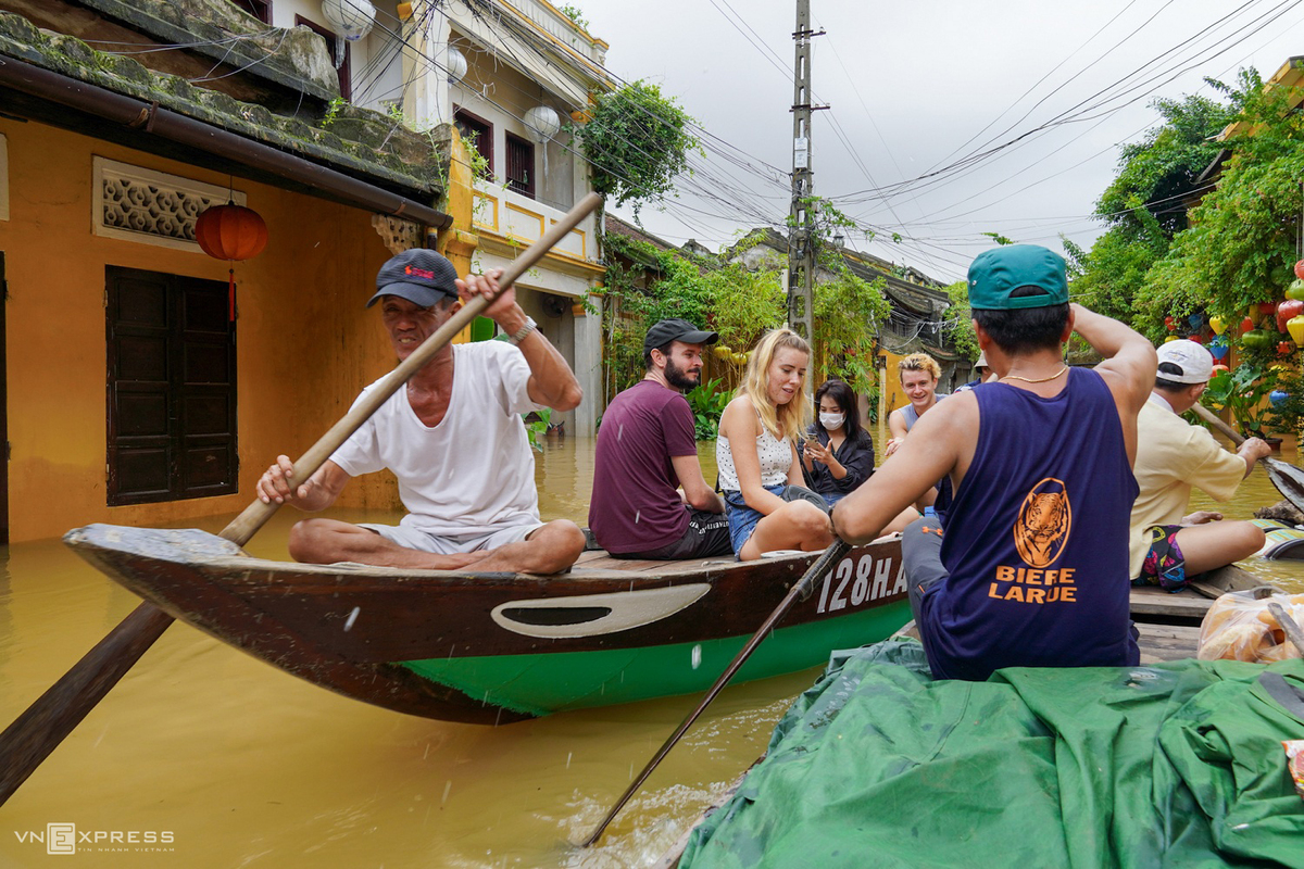 Boat rides around Hoi An ancient town in flood season